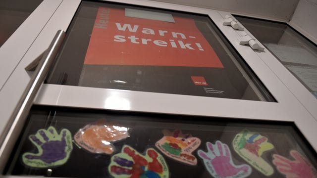 Eine Kindertagesstätte ist wegen eines Warnstreikes geschlossen (Symbobild): Einige Einrichtungen bieten ein Notprogramm an. Eine Kindertagesstätte ist wegen eines Warnstreikes geschlossen (Symbobild): Einige Einrichtungen bieten ein Notprogramm an.