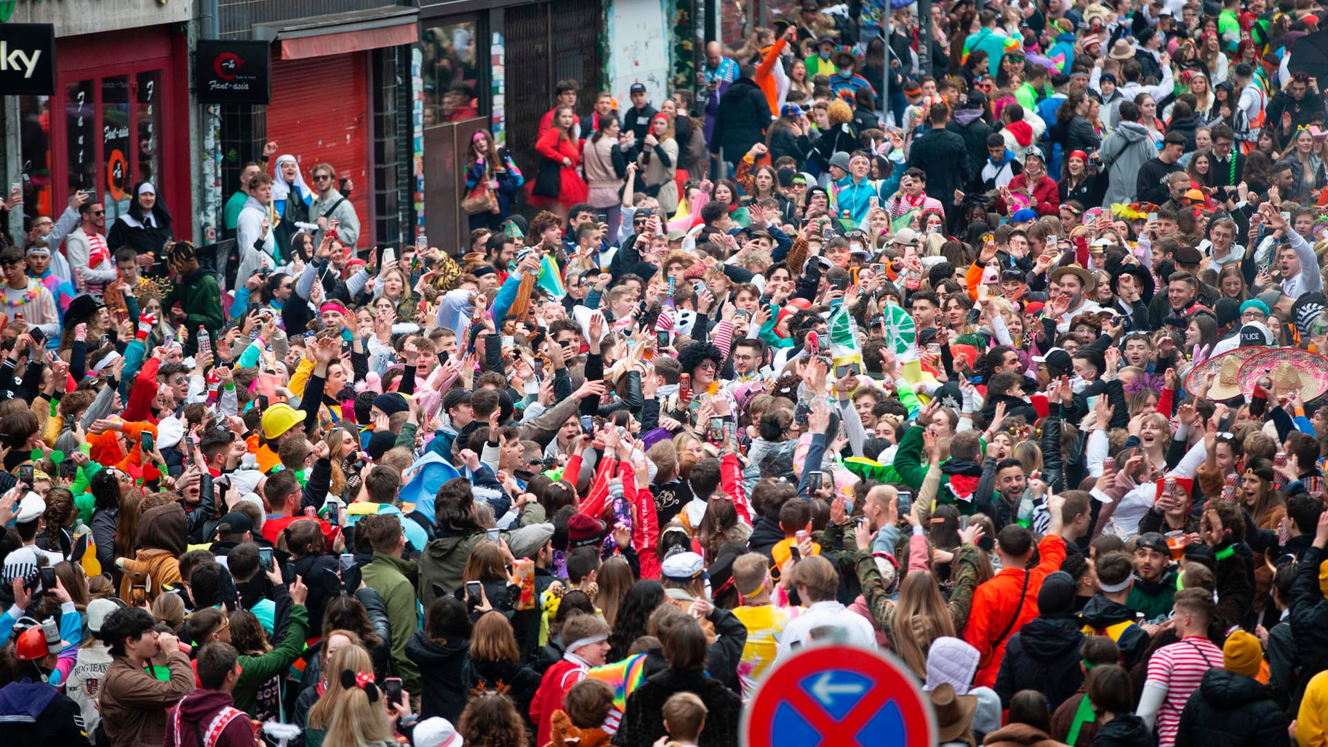 Menschenmassen beim Karneval in Köln (Symbolbild): Eine schwierige Situation für ansässige Gaststätten.