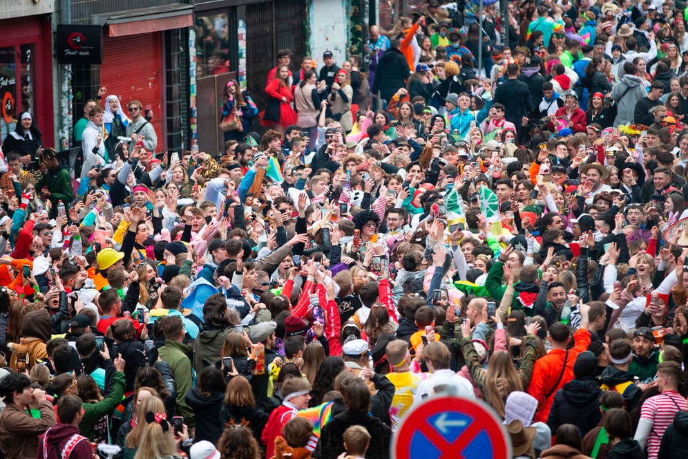 Menschenmassen beim Karneval in Köln (Symbolbild): Eine schwierige Situation für ansässige Gaststätten.