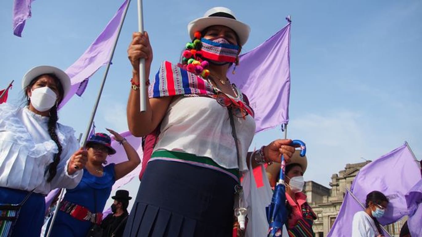 Indigene Frauen demonstrierten in Perus Haupstadt Lima für Frauenrechte.