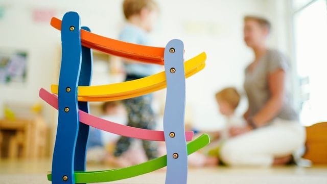 Die Gewerkschaften fordern mehr Wertschätzung für Erzieherinnen und Erzieher. Die Gewerkschaften fordern mehr Wertschätzung für Erzieherinnen und Erzieher.