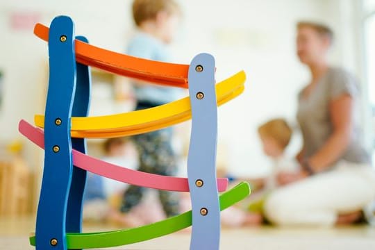 Die Gewerkschaften fordern mehr Wertschätzung für Erzieherinnen und Erzieher.