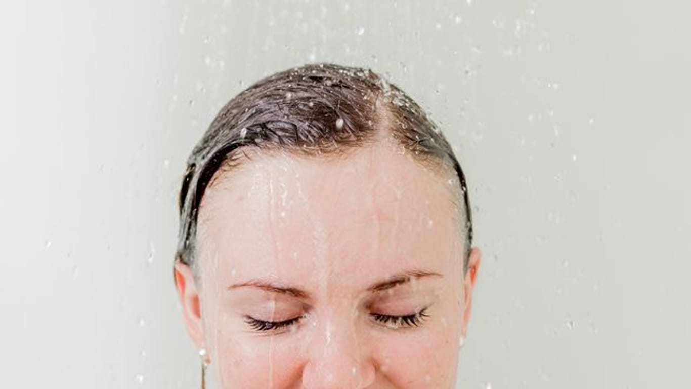 Wer zu Hause Wasser sparen will, sollte besser duschen statt baden.