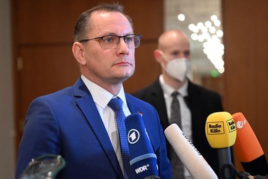 Der AfD-Vorsitzende Tino Chrupalla steht den Journalisten vor dem Gerichtssaal Rede und Anwort.