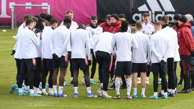 Bayern-Coach Julian Nagelsmann (M) schwört sein Team auf das Rückspiel gegen RB Salzburg ein.