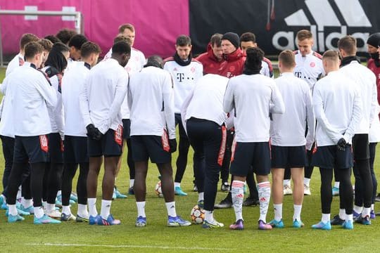 Bayern-Coach Julian Nagelsmann (M) schwört sein Team auf das Rückspiel gegen RB Salzburg ein.