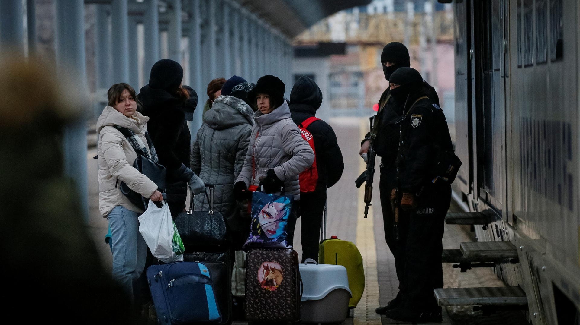 Menschen mit Kindern steigen in einen Evakuierungszug in Kiew ein: Die Lage in den Städten der Ukraine spitzt sich weiter zu.