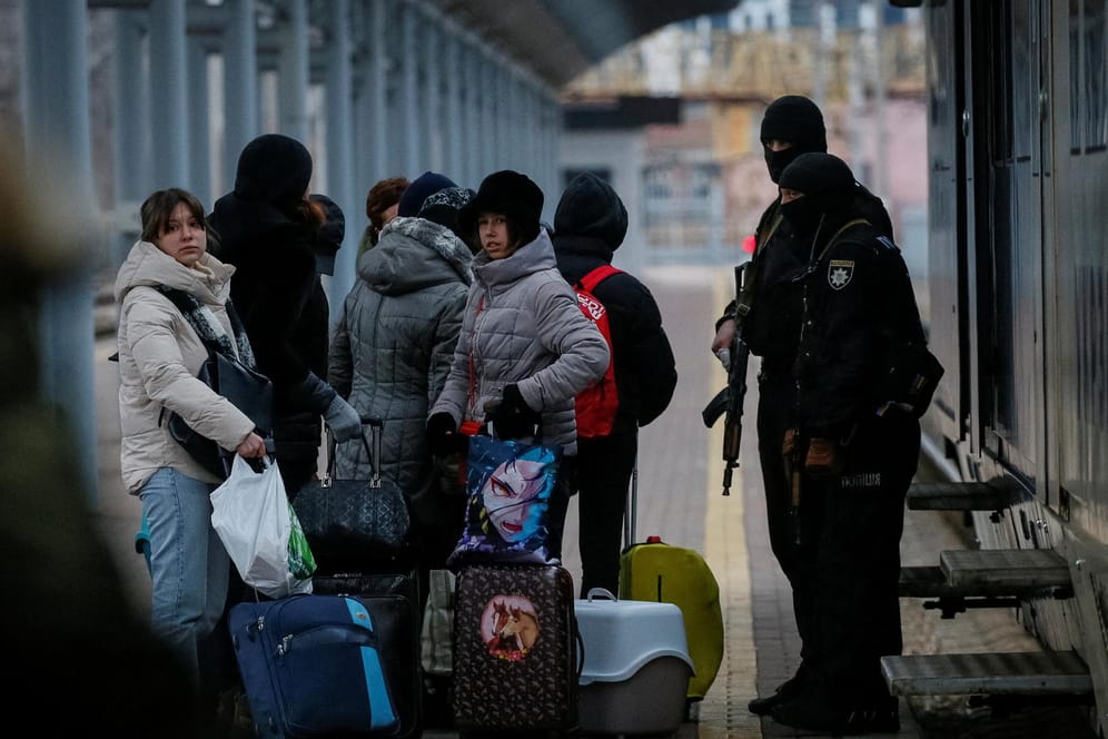 Menschen mit Kindern steigen in einen Evakuierungszug in Kiew ein: Die Lage in den Städten der Ukraine spitzt sich weiter zu.