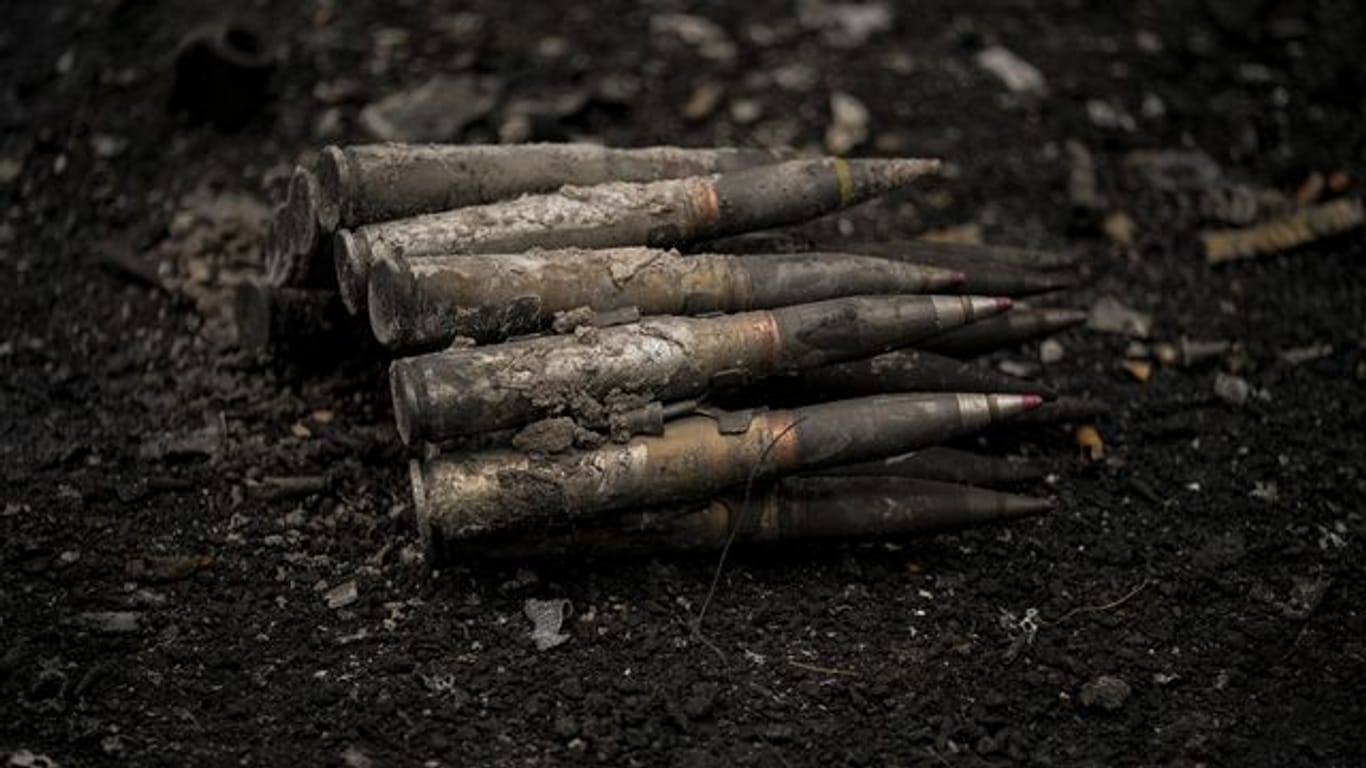 Großkalibrige Munition liegt auf der Straße in Irpin, am Stadtrand von Kiew.