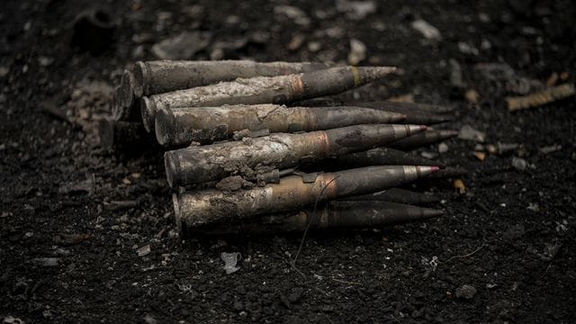 Großkalibrige Munition liegt auf der Straße in Irpin, am Stadtrand von Kiew. Großkalibrige Munition liegt auf der Straße in Irpin, am Stadtrand von Kiew.