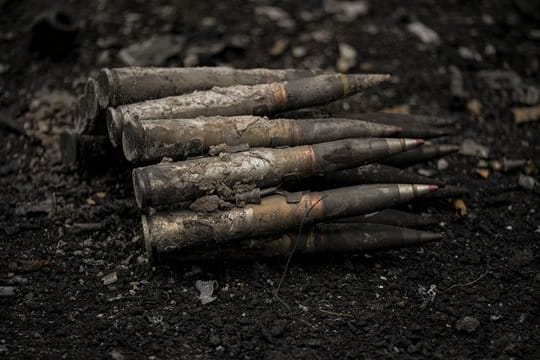 Großkalibrige Munition liegt auf der Straße in Irpin, am Stadtrand von Kiew.