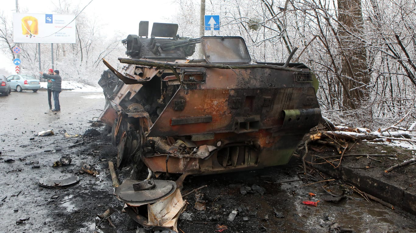 Ein zerstörtes Militärfahrzeug nahe Charkiw: Im Ukraine-Krieg ist offenbar ein weiterer hochrangiger russischer General getötet worden.