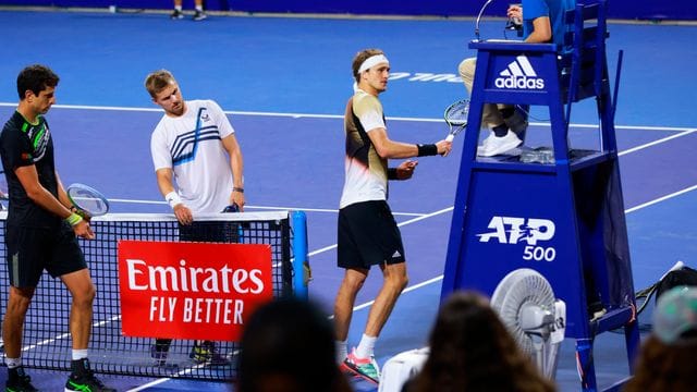 Alexander Zverev (M) kommt nach seinem Ausraster in Acapulco mit einer Bewährungsstrafe davon. Alexander Zverev (M) kommt nach seinem Ausraster in Acapulco mit einer Bewährungsstrafe davon.