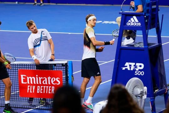 Alexander Zverev (M) kommt nach seinem Ausraster in Acapulco mit einer Bewährungsstrafe davon.