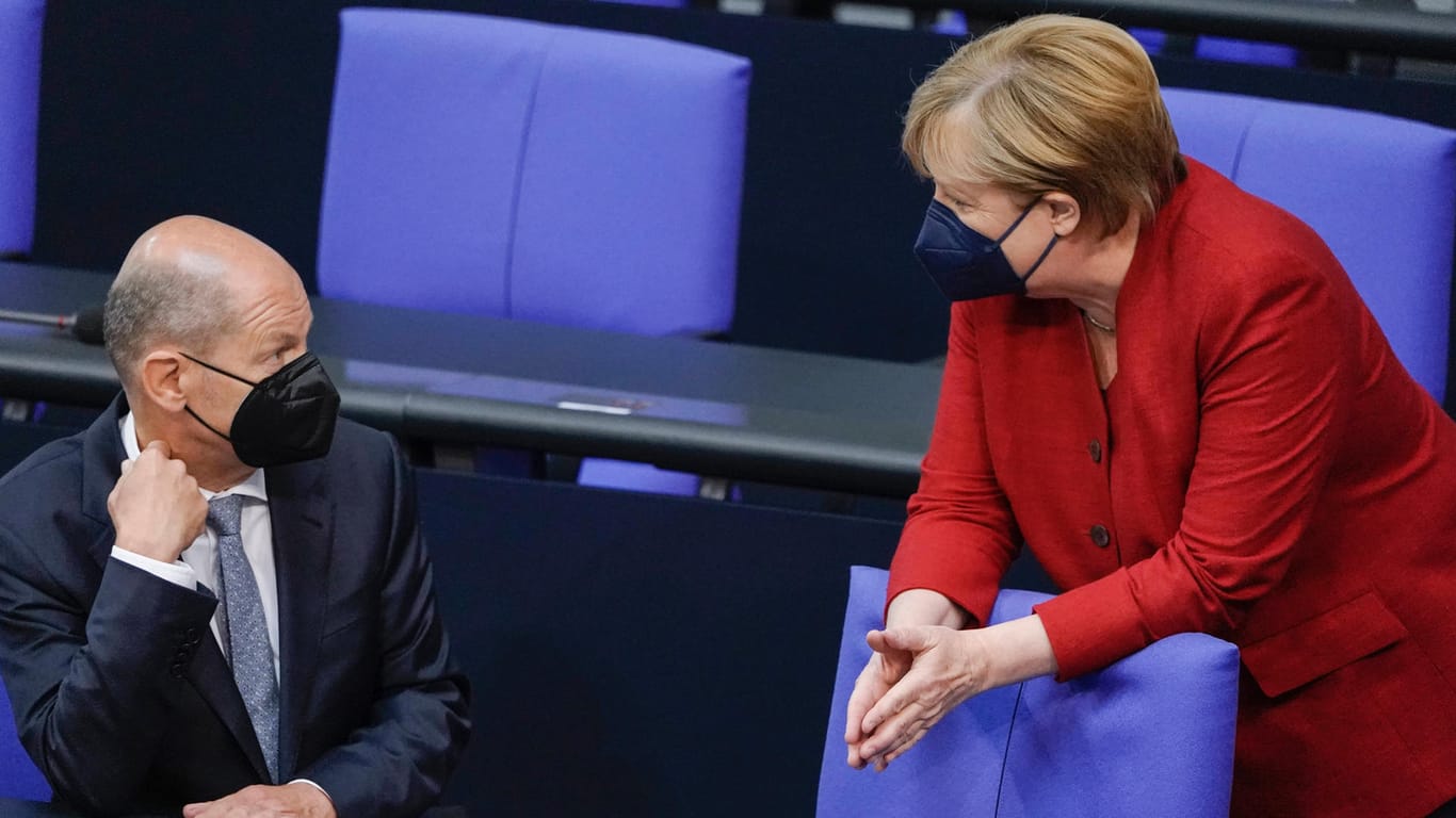 Olaf Scholz, Bundeskanzler (l) und Angela Merkel, ehemalige Bundeskanzlerin: Unter Merkel vollzog die CDU gleich zwei gravierende Kurswechsel.
