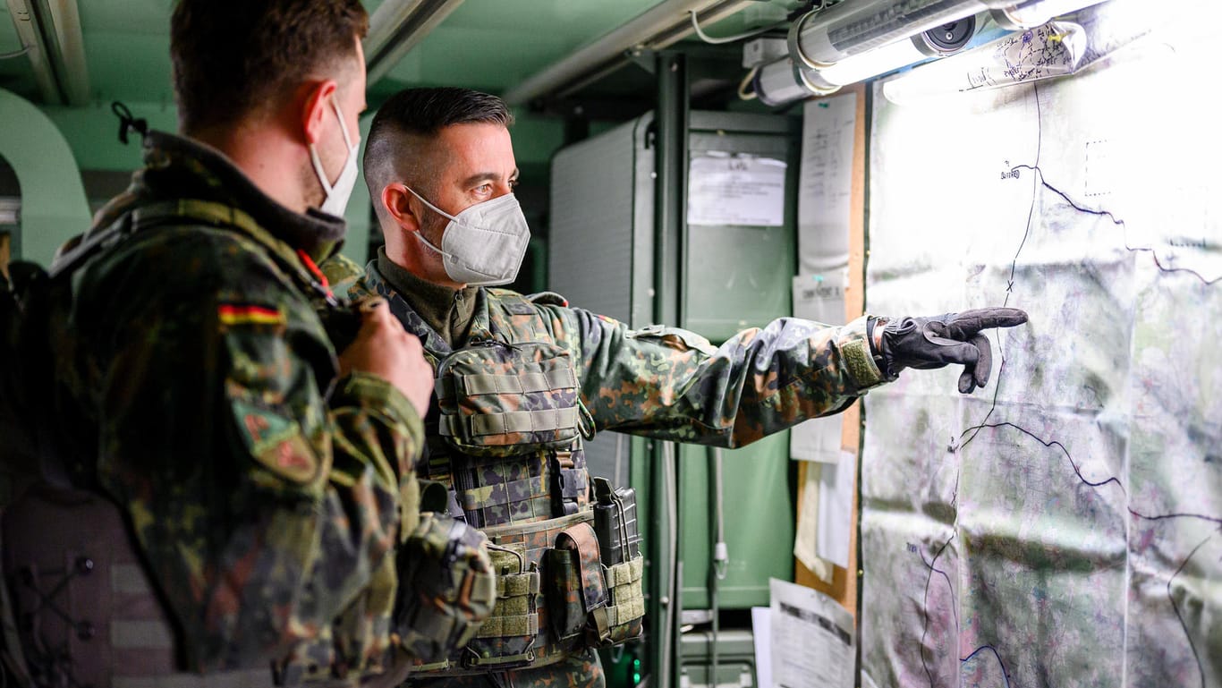 Zwei Soldaten sichten eine Karte zu Übungszwecken: Dass die Bundeswehr nicht gut genug ausgerüstet ist, war lange bekannt.