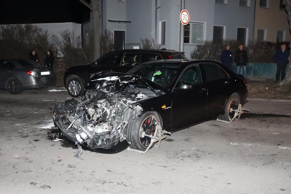 Der Fahrer des Mercedes verlor aus ungeklärter Ursache die Kontrolle über sein Fahrzeug.