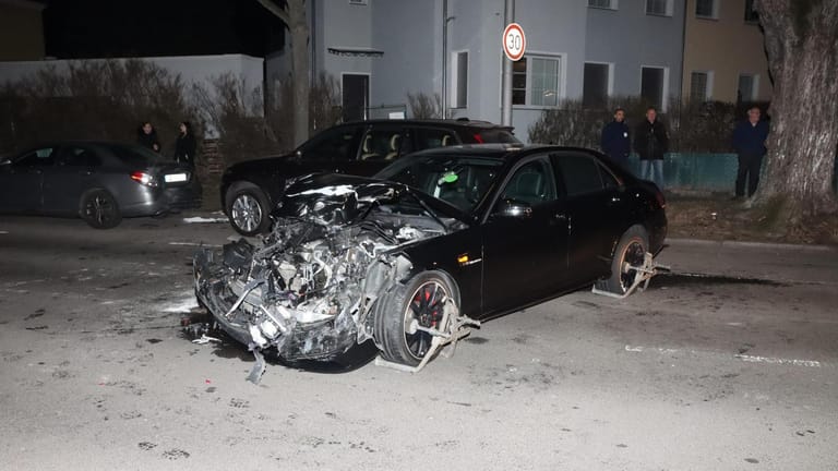 Der Fahrer des Mercedes verlor aus ungeklärter Ursache die Kontrolle über sein Fahrzeug.
