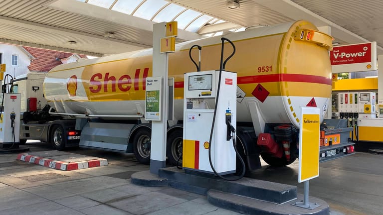 Shell-Tanklaster liefert Treibstoff (Symbolbild): Großkunden können derzeit nicht mehr wie gewohnt Erdölprodukte hinzukaufen.