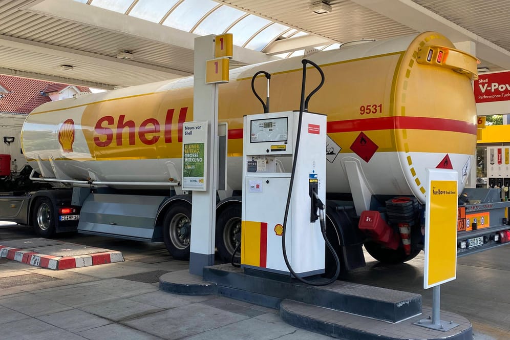 Shell-Tanklaster liefert Treibstoff (Symbolbild): Großkunden können derzeit nicht mehr wie gewohnt Erdölprodukte hinzukaufen.