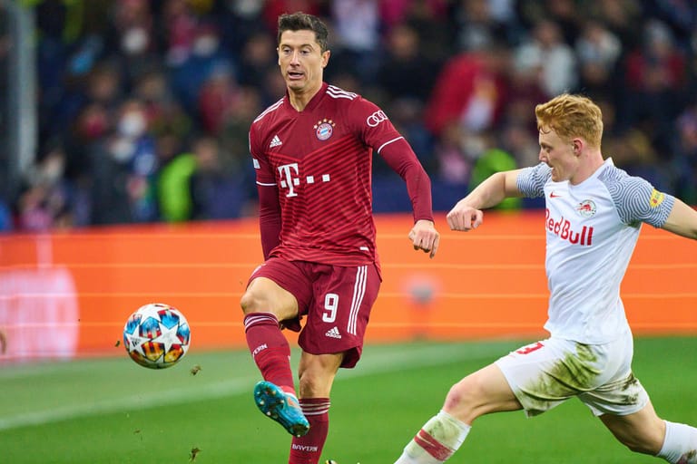 Robert Lewandowski (l., hier gegen Salzburgs Nicolas Seiwald): Der FC Bayern braucht gegen die Österreicher einen Sieg fürs Weiterkommen.