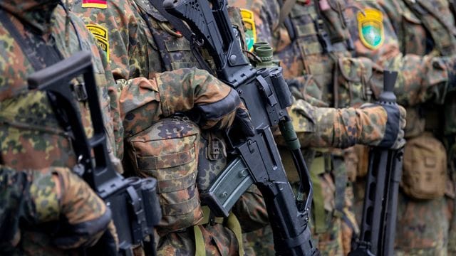 Die Bundeswehr soll über ein Sondervermögen 100 Milliarden Euro für Investitionen und Rüstungsvorhaben erhalten. Die Bundeswehr soll über ein Sondervermögen 100 Milliarden Euro für Investitionen und Rüstungsvorhaben erhalten.