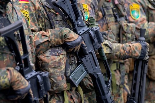 Die Bundeswehr soll über ein Sondervermögen 100 Milliarden Euro für Investitionen und Rüstungsvorhaben erhalten.