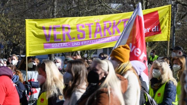 Beschäftige von Kindertagesstätten während des Warnstreiks in der Region Hannover. Beschäftige von Kindertagesstätten während des Warnstreiks in der Region Hannover.