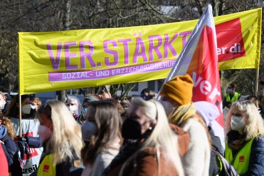 Beschäftige von Kindertagesstätten während des Warnstreiks in der Region Hannover.