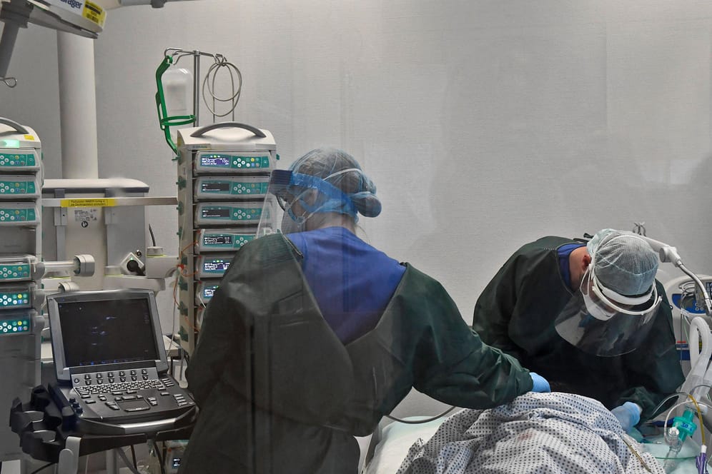 Ärzte behandeln auf der Intensivstation der Uniklinik Essen im Juli 2020 einen Patienten (Archivbild): Hier starb im März vor zwei Jahren die erste Patientin deutschlandweit an Covid-19.