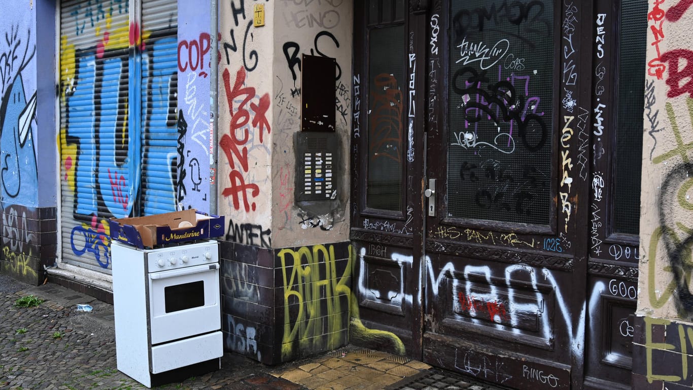 Graffiti auf der Fassade und einer Tür in Berlin (Symbolbild): Die Beseitigung von Müll und Graffitis müssen die Gesellschaften selbst tragen.