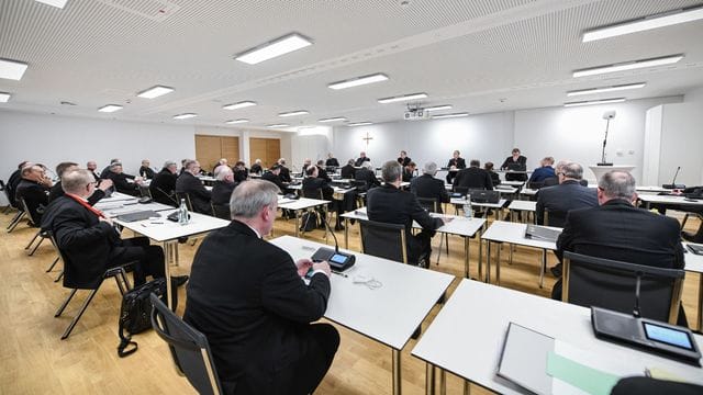 Bischöfe im Tagungsraum bei der Eröffnung der Frühjahrsvollversammlung der Deutschen Bischofskonferenz (DBK). Bischöfe im Tagungsraum bei der Eröffnung der Frühjahrsvollversammlung der Deutschen Bischofskonferenz (DBK).