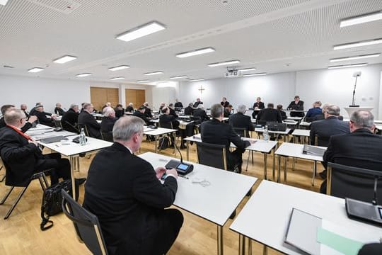 Bischöfe im Tagungsraum bei der Eröffnung der Frühjahrsvollversammlung der Deutschen Bischofskonferenz (DBK).