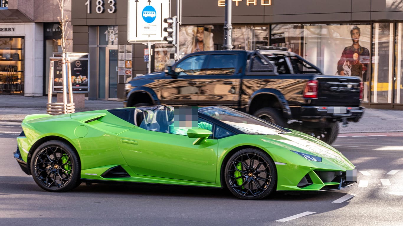 Ein grüner Lamborghini (Symbolbild): Der 39-jährige Angeklagte war mit einem PS-Starken Fahrzeug unterwegs.