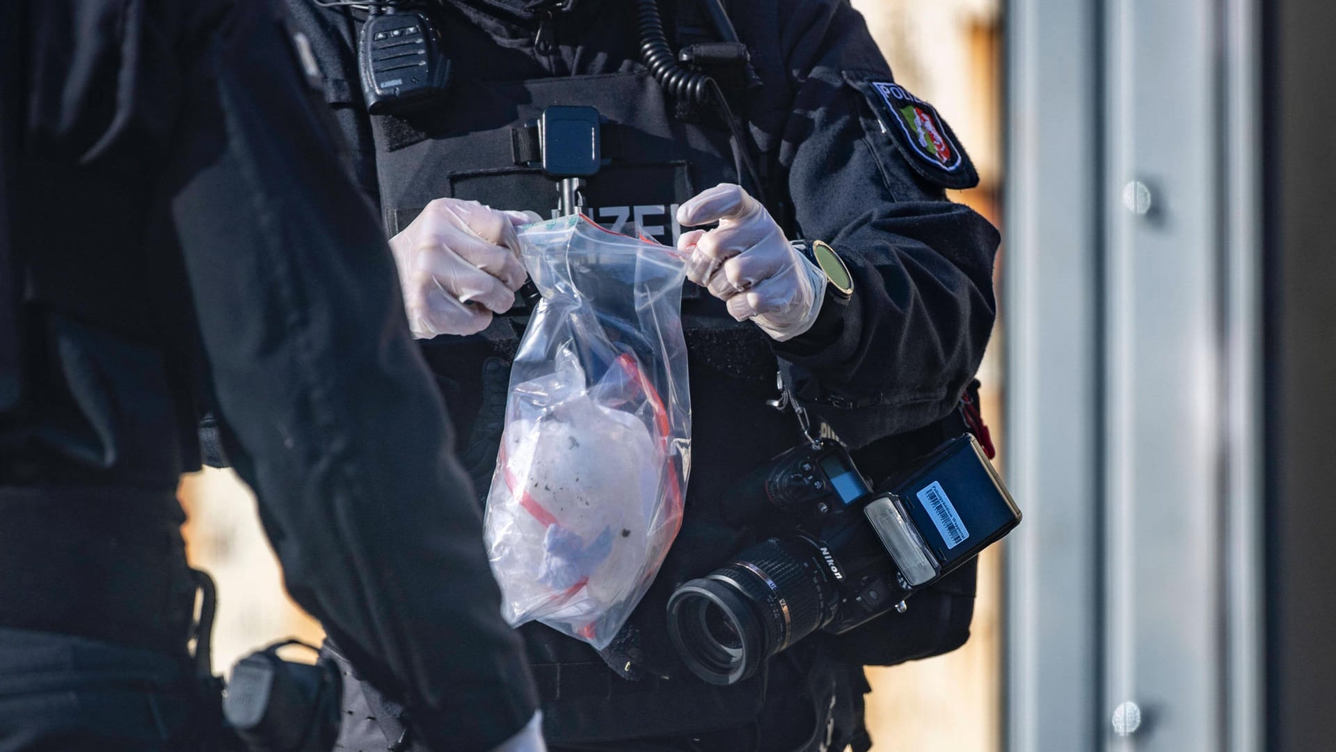 Polizist mit Drogenfund (Symbolbild): Der Jugendliche wurde von seinem Dealer betrogen. Polizist mit Drogenfund (Symbolbild): Der Jugendliche wurde von seinem Dealer betrogen.