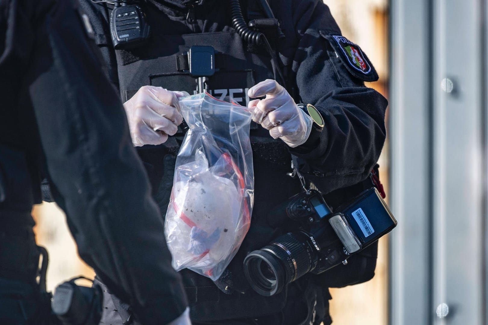Polizist mit Drogenfund (Symbolbild): Der Jugendliche wurde von seinem Dealer betrogen.