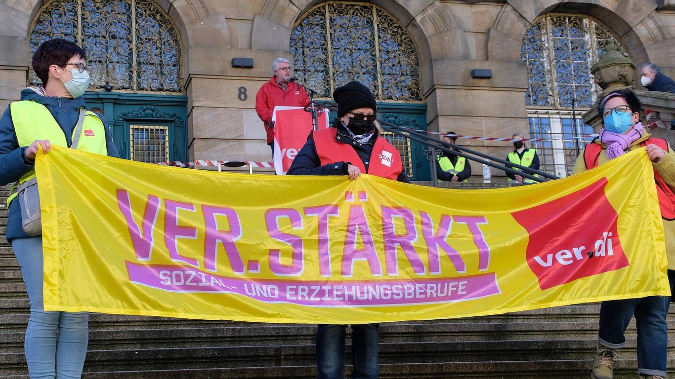 Demonstrierende halten ein Banner (Symbolbild): Die Dienstleitungs-Gewerkschaft Verdi ruft im Tarifkonflikt um den Sozial- und Erziehungsdienst zum Streik.