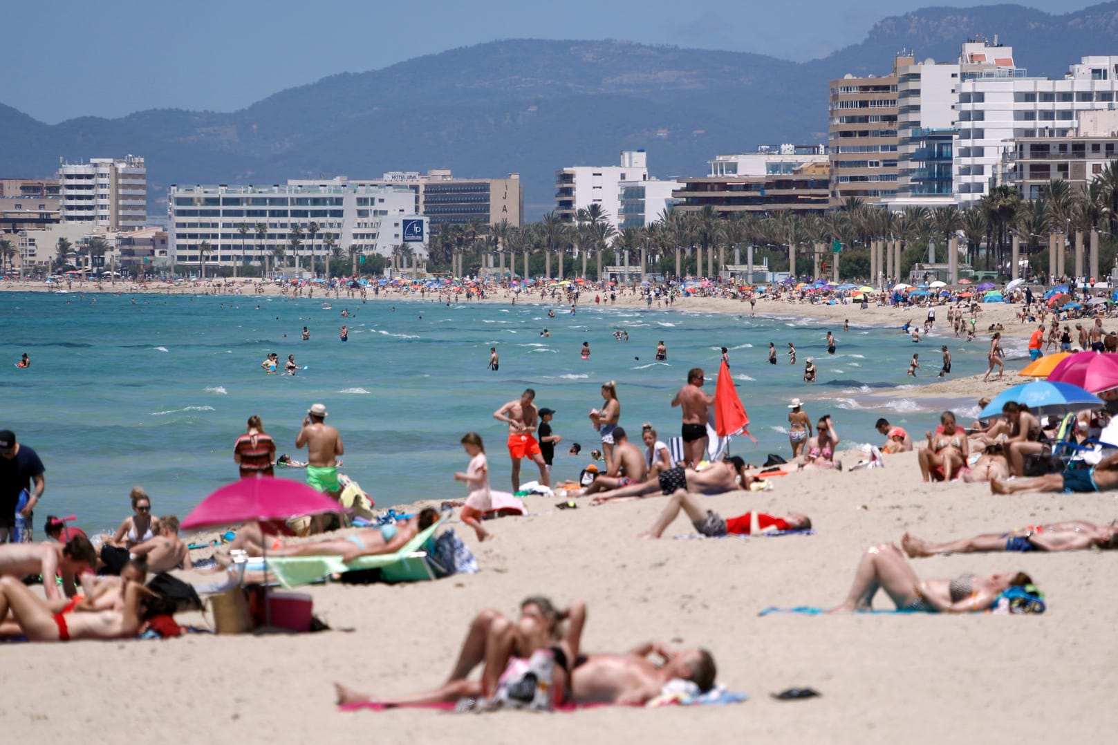 Strand von Arenal: Höhere Preise beim Reisen sind nicht auszuschließen.