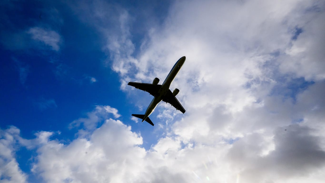 Fliegen: Mit den gestiegenen Treibstoffkosten erhöhen sich auch die Flugpreise.