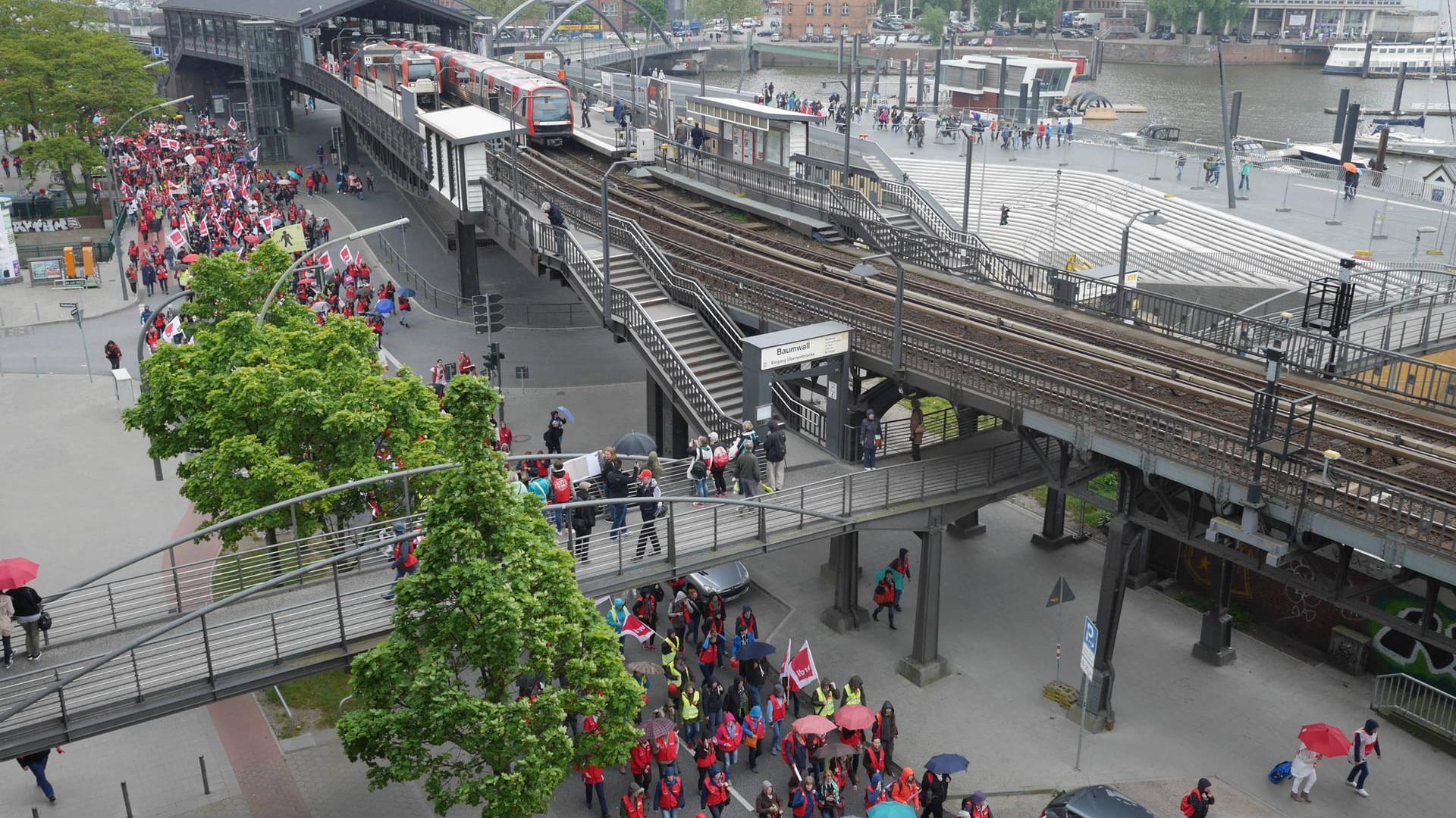 Erzieher und Sozialarbeiter demonstrieren in Hamburg. Kita-Streik In Hamburg (Archivbild): Am Weltfrauentag ruft Verdi zu Warnstreiks in Kitas auf. Erzieher und Sozialarbeiter demonstrieren in Hamburg. Kita-Streik In Hamburg (Archivbild): Am Weltfrauentag ruft Verdi zu Warnstreiks in Kitas auf.