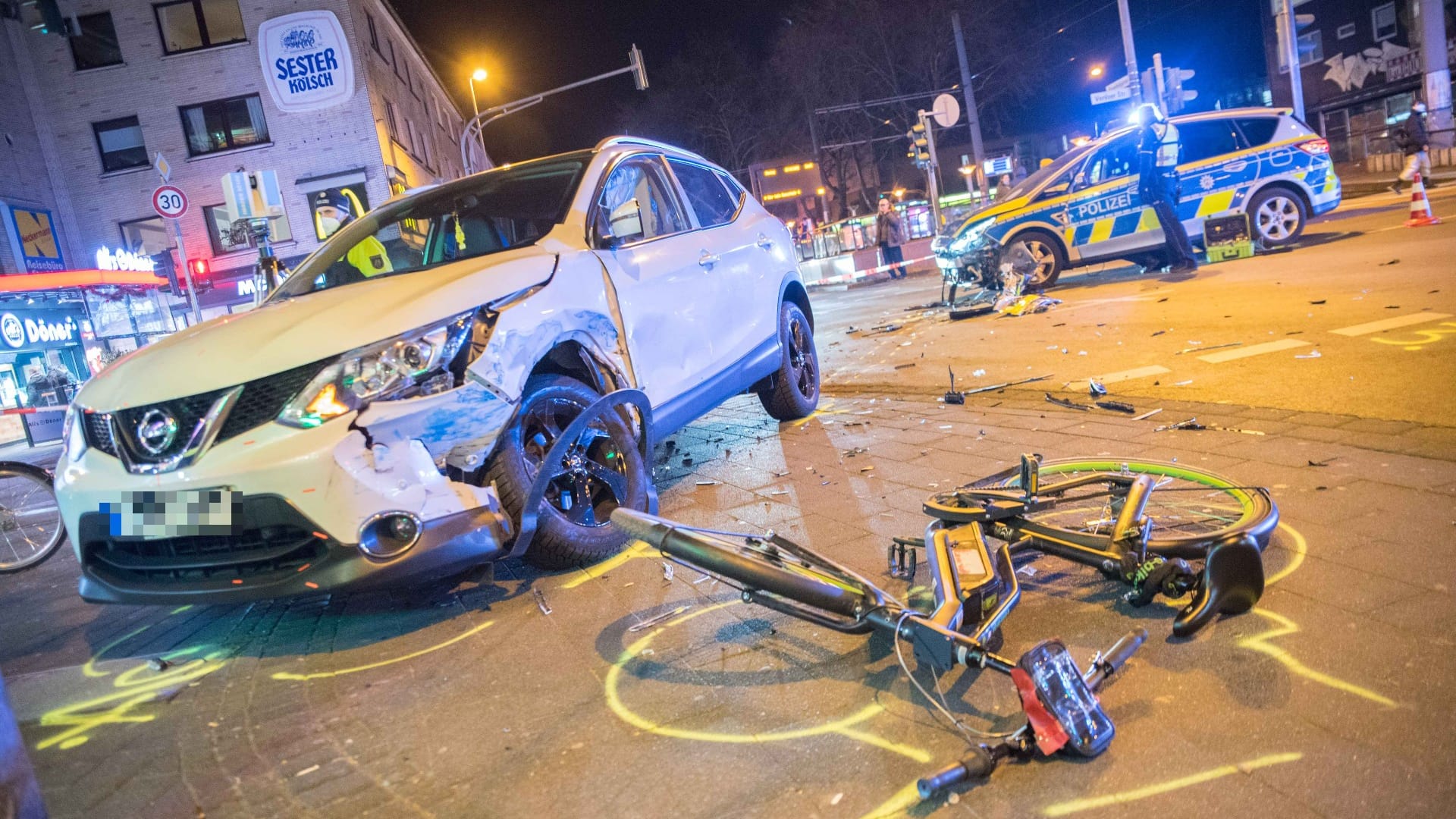 Schwerer Verkehrsunfall in Köln: Am Montagabend sind ein Pkw und ein Streifenwagen in Ehrenfeld zusammengestoßen. Auch drei Unbeteiligte verletzten sich.