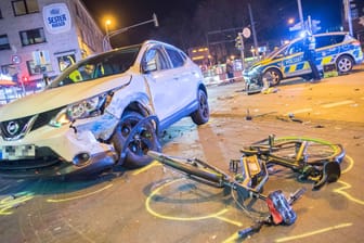 Schwerer Verkehrsunfall in Köln: Am Montagabend sind ein Pkw und ein Streifenwagen in Ehrenfeld zusammengestoßen. Auch drei Unbeteiligte verletzten sich.
