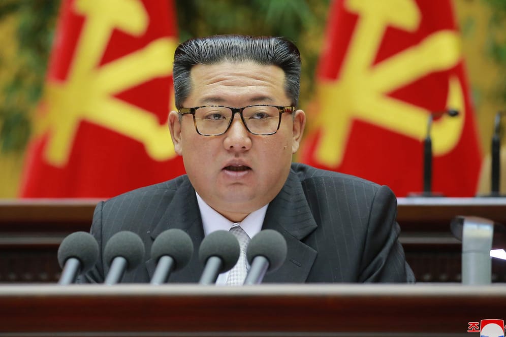 Der nordkoreanische Machthaber Kim Jong-un bei seiner Abschlussrede auf dem zweiten Parteitag der Arbeiterpartei Koreas (Archivbild): Nordkorea reaktiviert offenbar das 2018 geschlossene Atomwaffen-Testgelände Punggye-ri.
