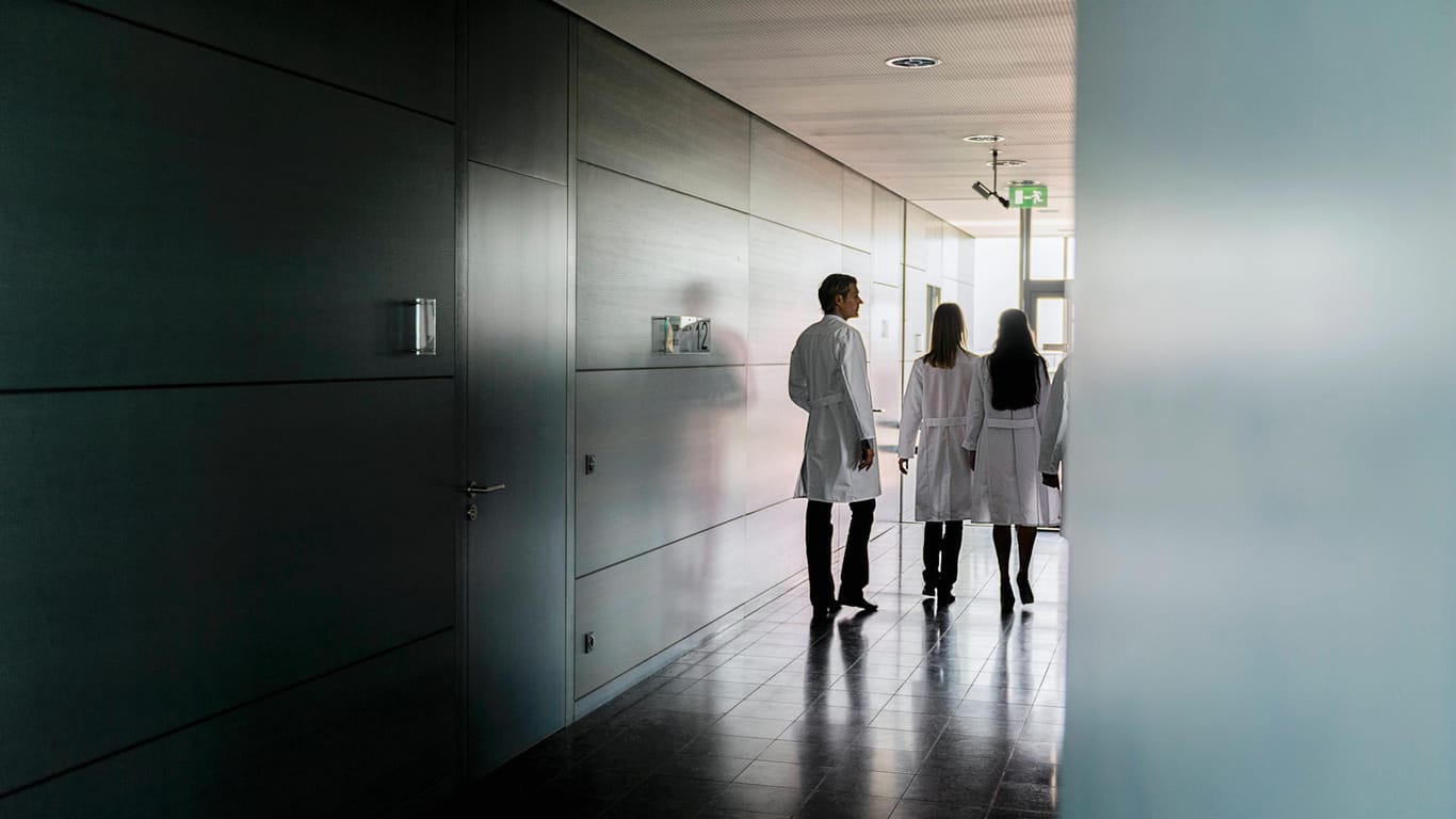 Ärztinnen und Ärzte im Krankenhaus (Symbolbild): In München will eine Klinik nun keine Russen mehr behandeln.