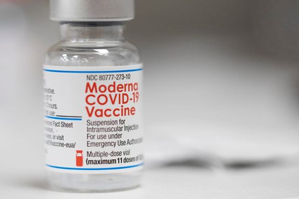 Eine Ampulle des Corona-Impfstoffs von Moderna.