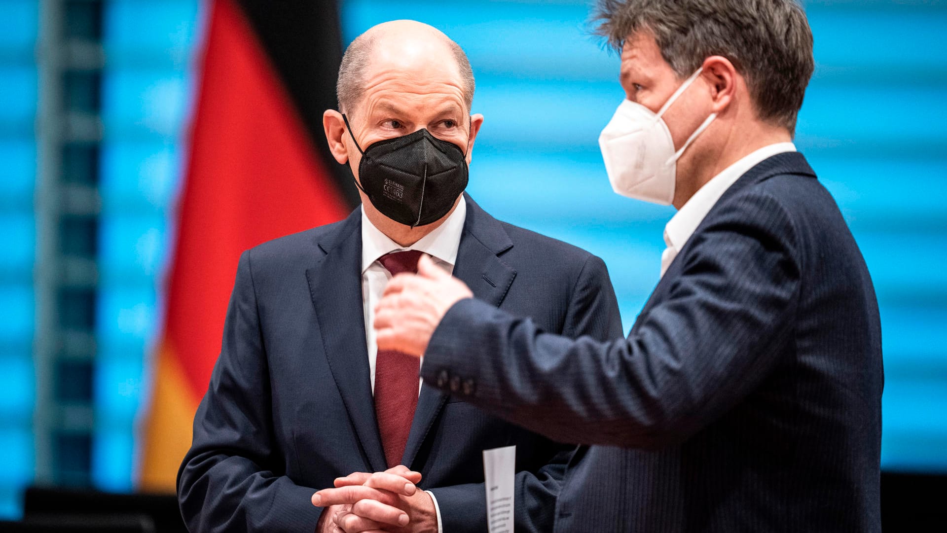 Sind sich einig: Bundeskanzler Olaf Scholz (SPD, l.), und Wirtschaftsminister Robert Habeck (Grüne) sehen einen Importstopp für russische Energie kritisch.