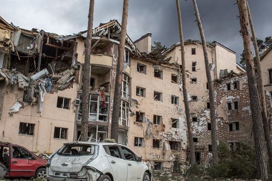 Ein zerstörtes Wohnhaus in Irpin nahe Kiew nach dem Beschuss durch russisches Militär.