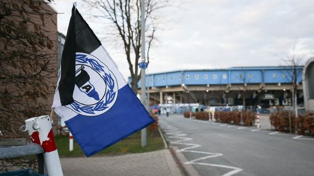 Trotz mehrerer Corona-Fälle soll der Trainingsbetrieb bei Arminia Bielefeld vorerst fortgesetzt werden. Trotz mehrerer Corona-Fälle soll der Trainingsbetrieb bei Arminia Bielefeld vorerst fortgesetzt werden.