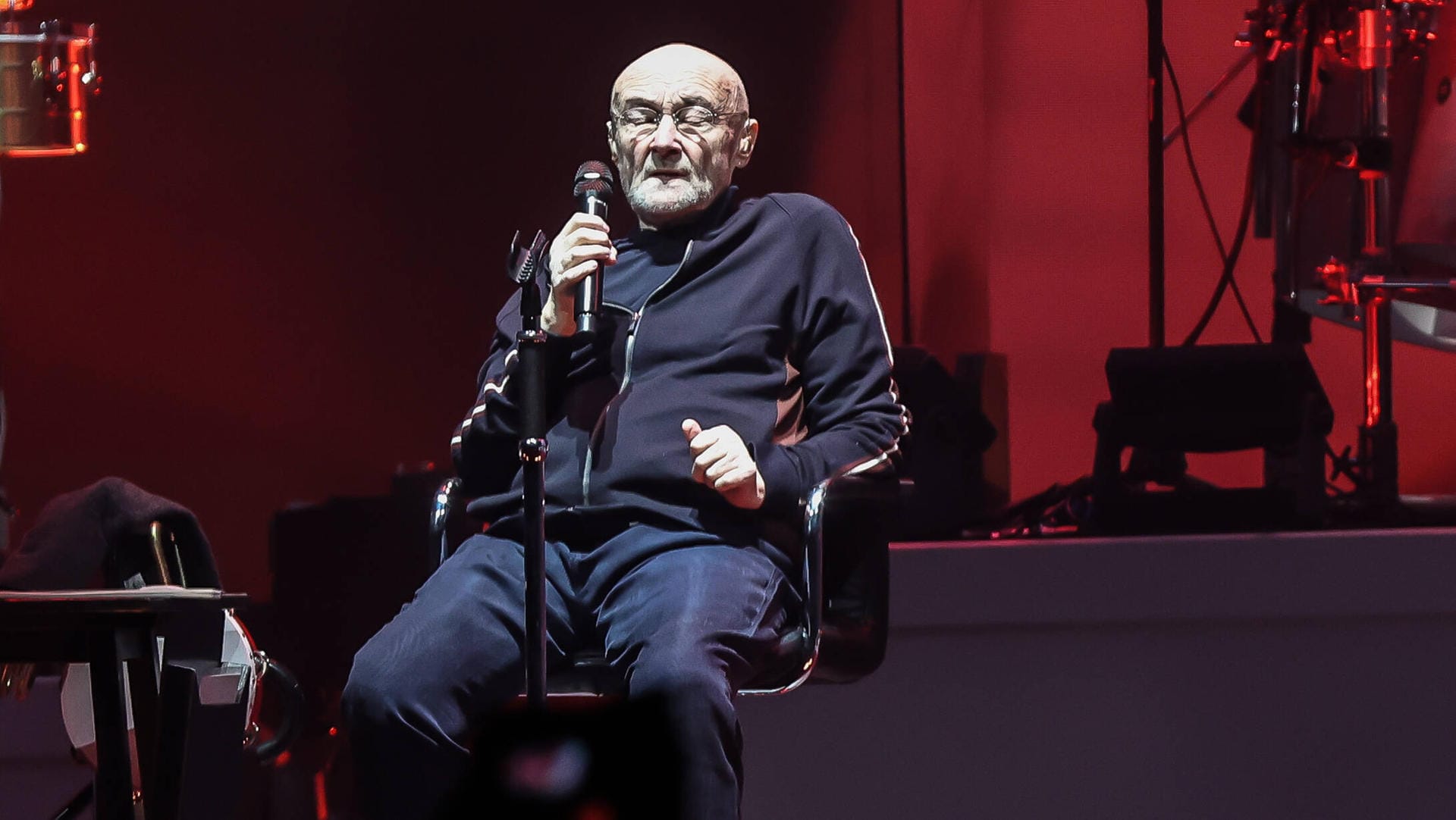 Phil Collins: Der Musiker kann nicht mehr selbst Schlagzeug spielen.