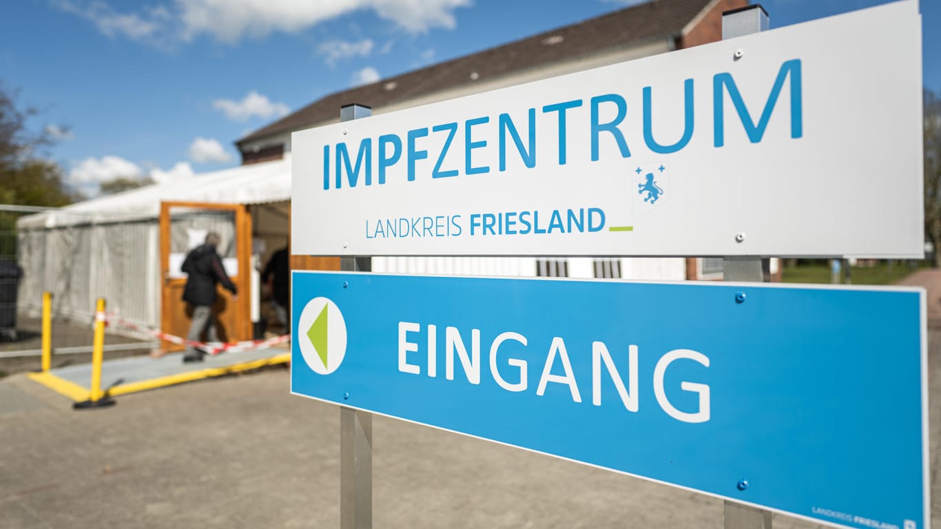 Das Impfzentrum im Landkreis Friesland (Archivbild): Nach möglichen Impfungen mit Kochsalzlösung statt Corona-Impfstoff hat die Staatsanwaltschaft Oldenburg Anklage gegen eine frühere Angestellte des Impfzentrums erhoben.